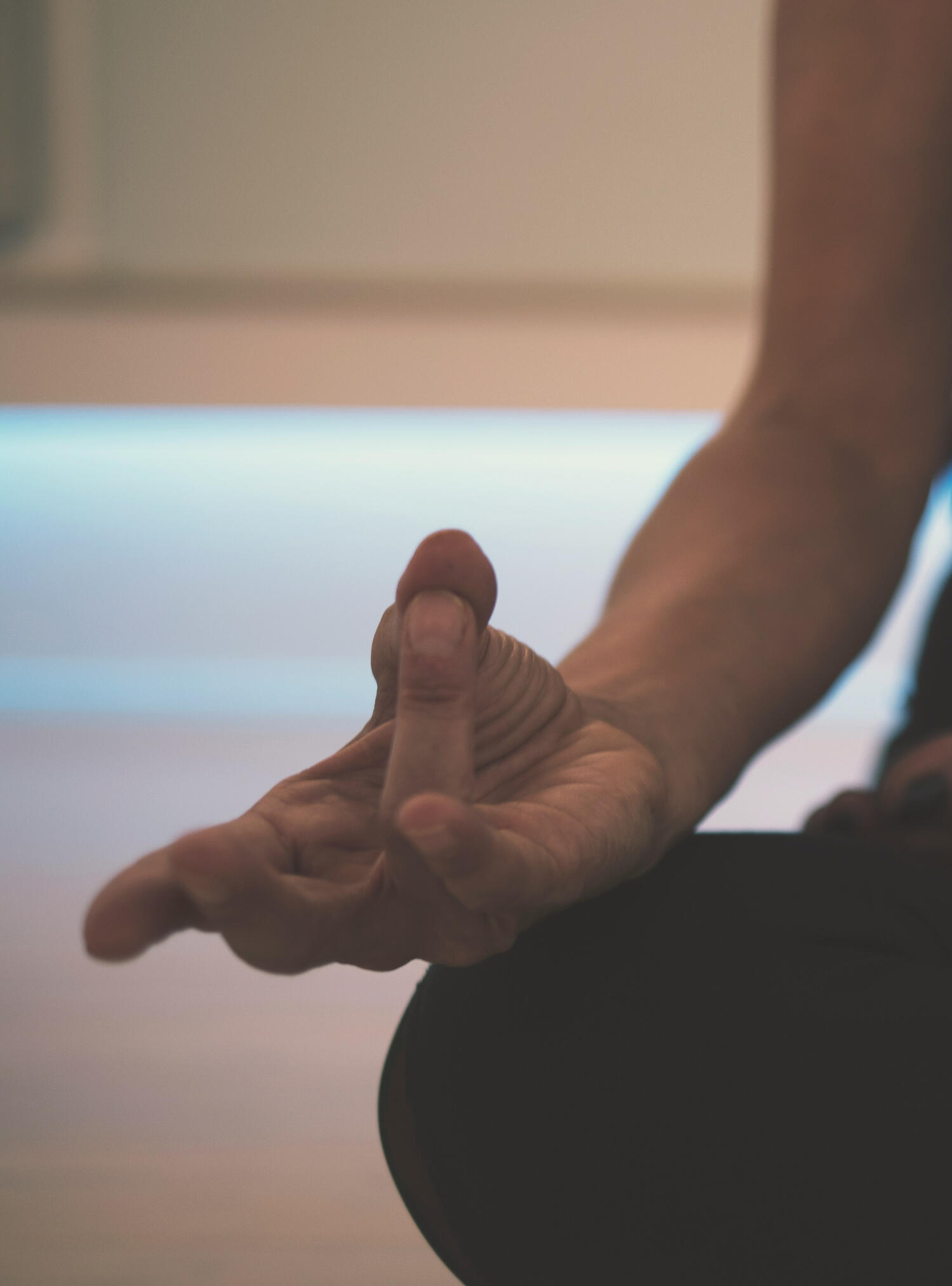 Breathwork & Meditation Yoga Kendra Malmö Close-up of a person's hand in a meditation gesture (mudra)