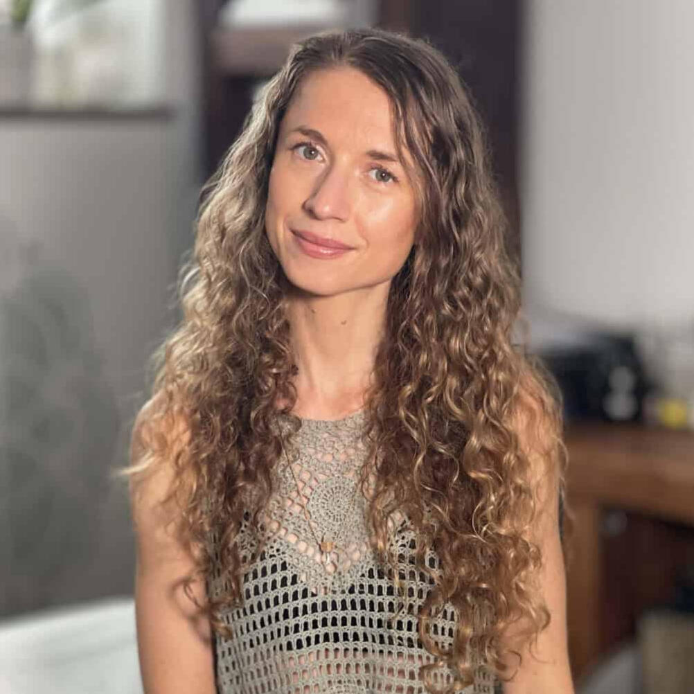 Yoga Kendra Malmö Facial Gua Sha & Gua Sha Facelift, Holistic Facial Treatments, Massage Therapy woman with long wavy golden hair smiling at camera