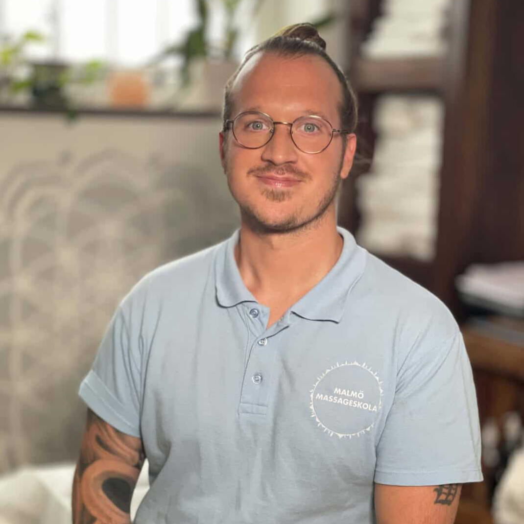 Yoga Kendra Malmö NeuroKinetic Therapy® (NKT®), Proprioceptive Deep Tendon Reflex® (P-DTR®) Man with glasses and light blue piké shirt smiling at camera