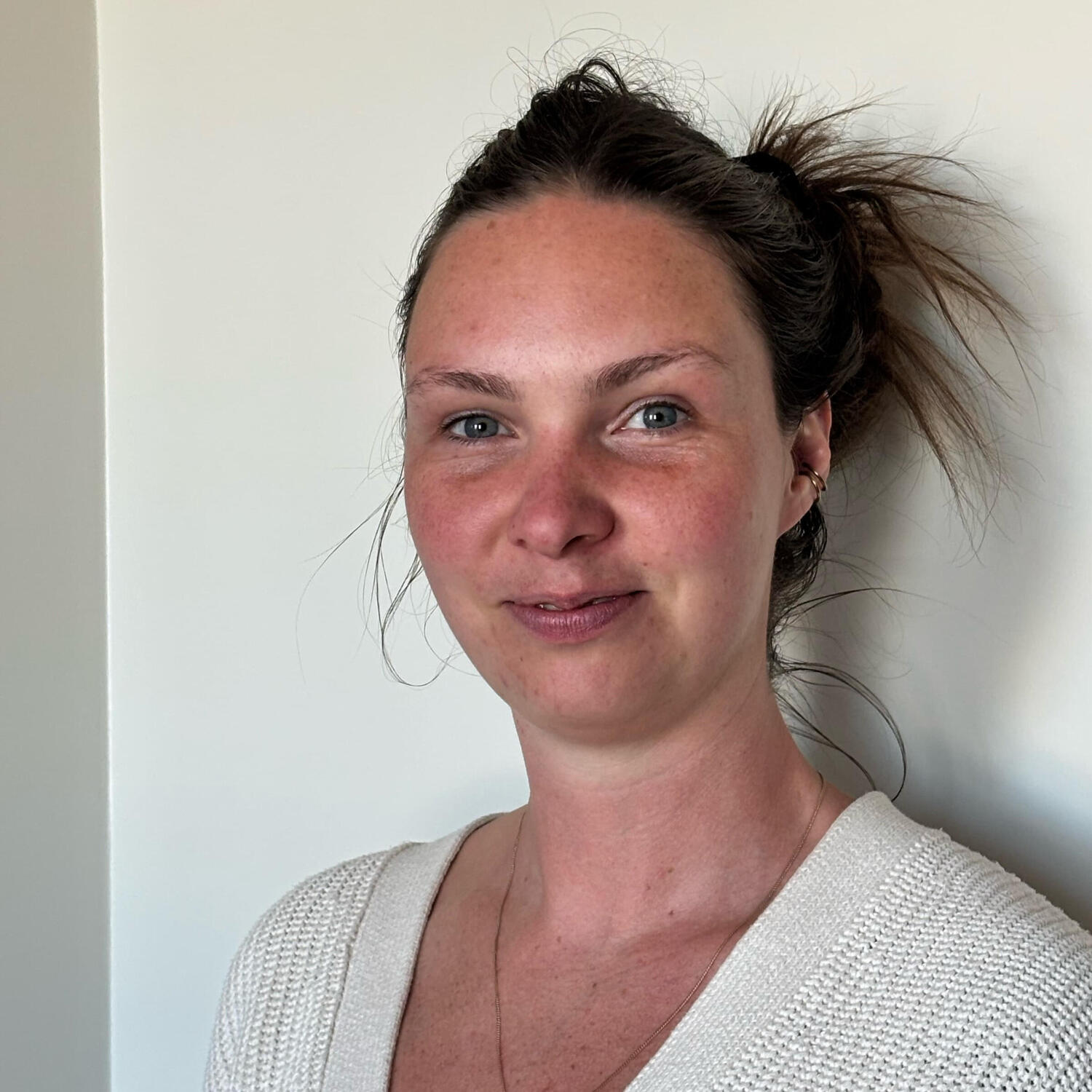 Yoga Kendra Malmö Classic Swedish, Lymphatic & Pregnancy Massage, Reiki Healing Woman with brown eyes and dark hair tied back in a messy bun or ponytail